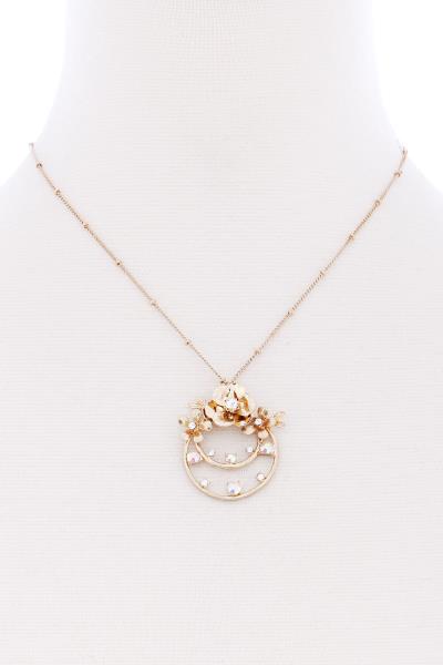 FLORAL METAL CIRCLE PENDANT NECKLACE