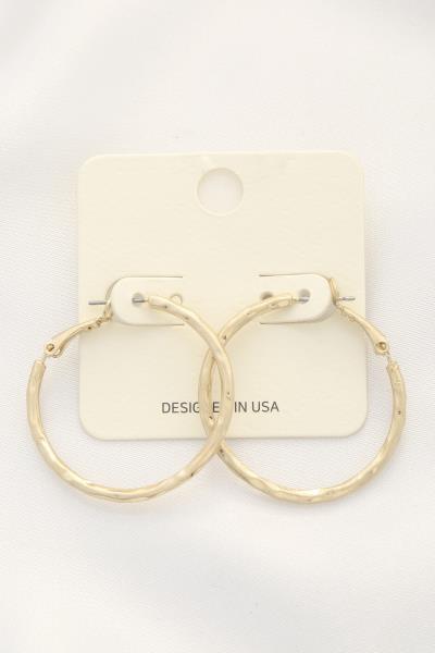 HAMMERED METAL HOOP EARRING