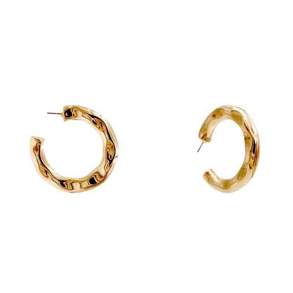 HAMMERED METAL OPEN CIRCLE EARRING