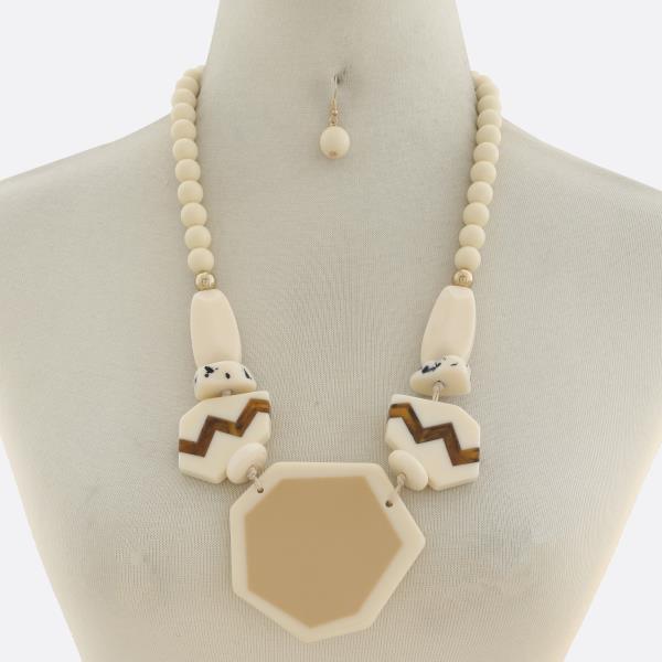 GEO SHAPE BEADED PENDANT NECKLACE