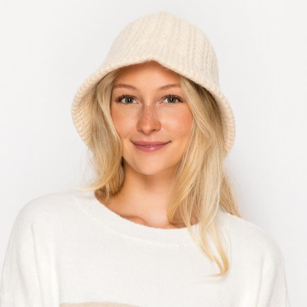 KNIT BUCKET HAT