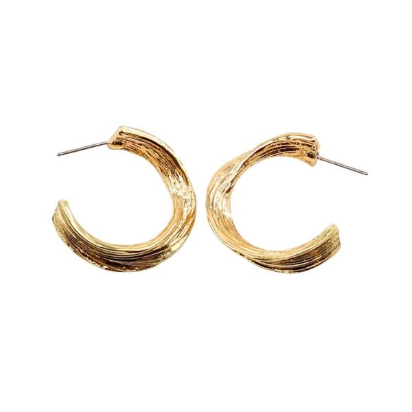 LAYERED TWIST SHAPE OPEN HOOP EARRING