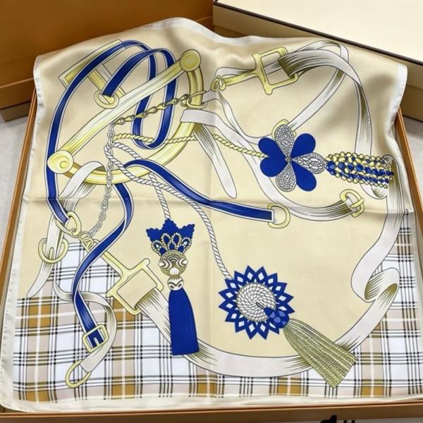 CHAIN PRINT SILKY BANDANA SQUARE NECK SCARF