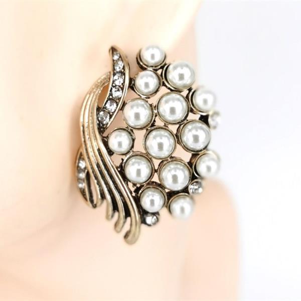 Pearl Ribbon Cluster Stud Earring