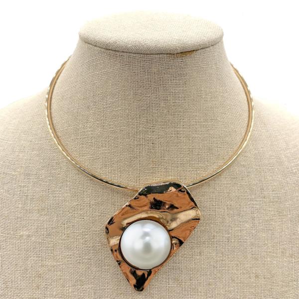 PEARL PENDANT ON GOLD COLLAR NECKLACE