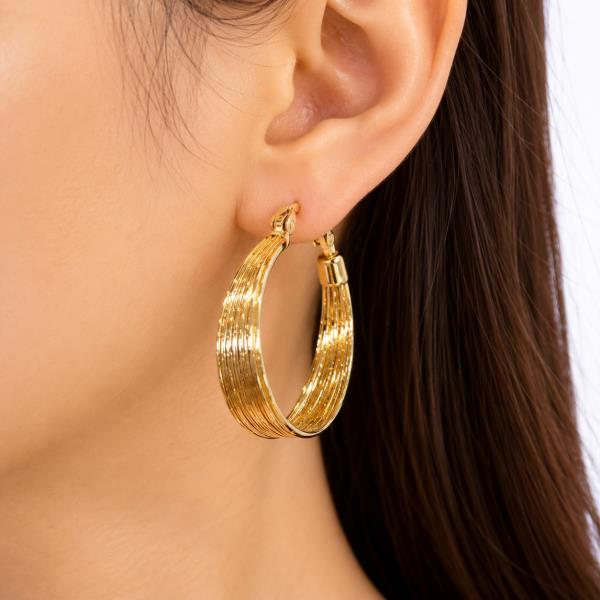 METAL RIBBED WIDE HOOP EARRING