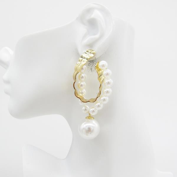 METAL WAVY PEARL BEAD CHARM HOOP EARRING