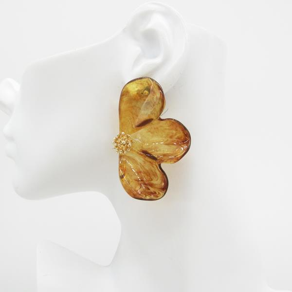 METAL CENTER THREE PETAL FLOWER STUD EARRING