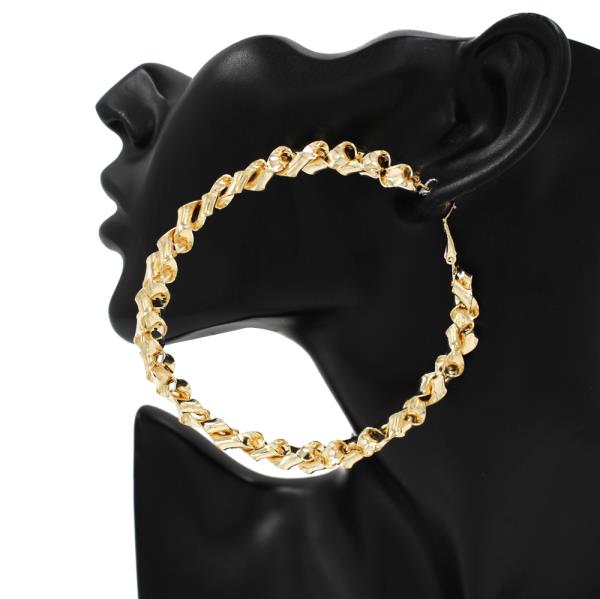 METAL TWISTED HOOP EARRING