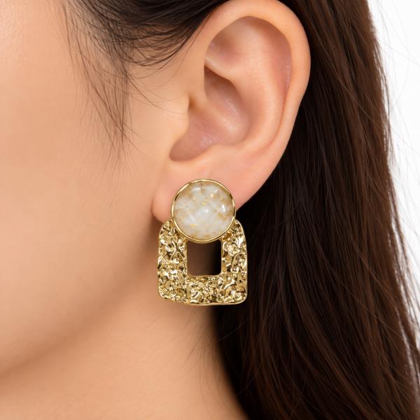 SODAJO GOLD DIPPED MARBLED ROUND CABOCHON HAMMERED OPEN SQUARE DANGLE EARRING