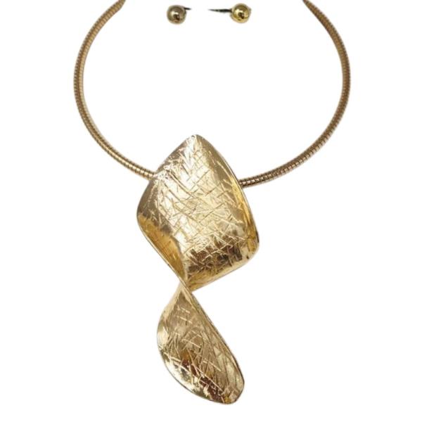 Textured Statement Pendant Collar Necklace